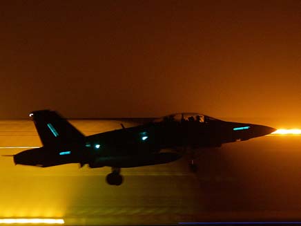 מטוס אמריקני בדרך לתקיפה במפרץ (צילום: רויטרס)