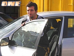 אריק בנאדו יוצא מהאוטו. נשלח למעצר בית (אמיר לוי) (צילום: מערכת ONE)