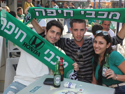 אוהדי מכבי חיפה בבית קפה מחוץ לקרית אליעזר (עמית מצפה) (צילום: מערכת ONE)