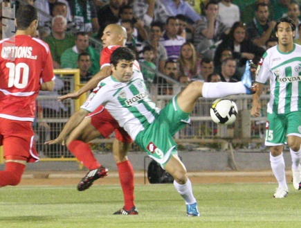 דבאלשווילי מנסה להשתלט על כדור מול דה סילבה (עמית מצפה) (צילום: מערכת ONE)
