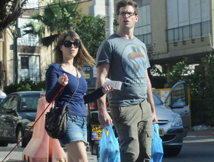 רז מאירמן והחברה בקניות (צילום: אלעד דיין)