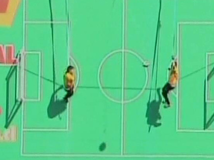כדורגל אנכי, פרסומת לצ'יפס בצ'ילה (צילום: חדשות 2)