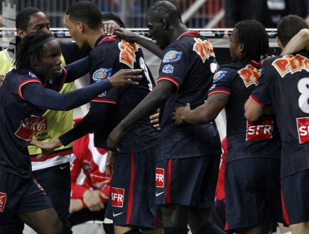 שחקני פ.ס.ז´ חוגגים את הזכייה בגביע הצרפתי (רויטרס) (צילום: מערכת ONE)