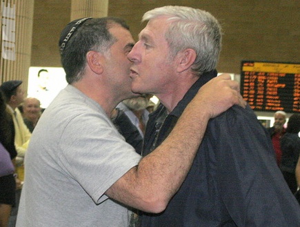 הצרפתי זכה כבר בשדה התעופה לנשיקות (קובי אליהו) (צילום: מערכת ONE)