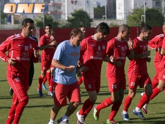 שחקני הפועל ת"א. רגועים לקראת רמה"ש (רועי גלדסטון) (צילום: מערכת ONE)