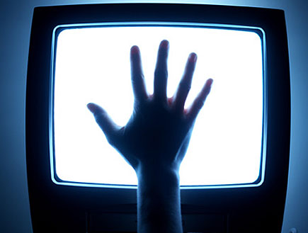 יד על מסך טלוויזיה (צילום: George Doyle, GettyImages IL)