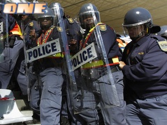 משטרת דרום אפריקה בתרגיל לקראת המונדיאל (רויטרס) (צילום: מערכת ONE)