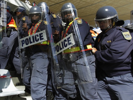 משטרת דרום אפריקה בתרגיל לקראת המונדיאל (רויטרס) (צילום: מערכת ONE)