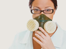 אישה עם מסכת גז (צילום: Bridger, Istock)