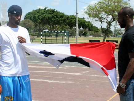פינוק ופורבס עם דגל פנמה. ינסו להוביל את הנבחרת (שרון קביליו) (צילום: מערכת ONE)