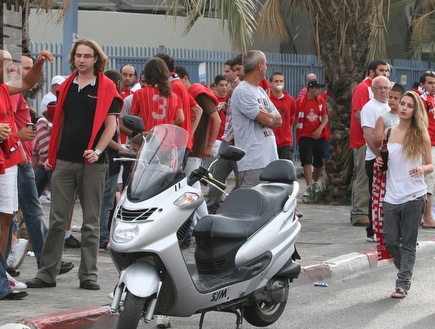 אוהדי הפועל ת&"א מחוץ לבלומפילד (רועי גלדסטון) (צילום: מערכת ONE)