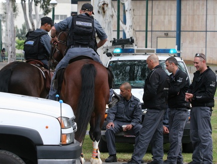 שוטרים מחוץ לאצטדיון (רועי גלדסטון) (צילום: מערכת ONE)