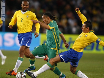 לוסיו ומייקון. שני השחקנים הבולטים בהגנה הברזילאית (רויטרס) (צילום: מערכת ONE)