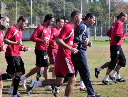 שחקני הפועל ר"ג. חלפו על פני הכח (אלעד ירקון) (צילום: מערכת ONE)