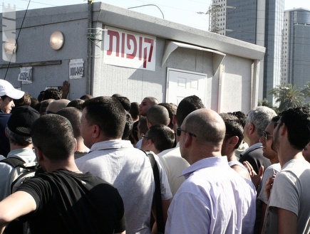 אוהדי חיפה צובאים על הקופות, היום באצטדיון רמת-גן (צילום: מערכת ONE)