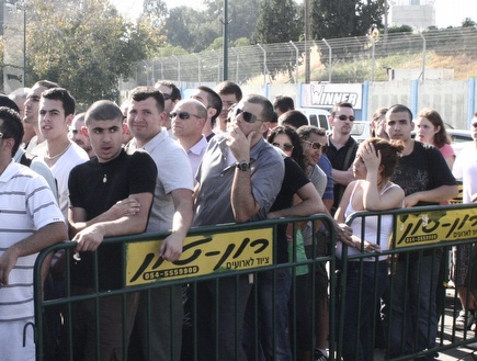 אוהדי מכבי חיפה מחכים בתור כדי להשיג כרטיסים למשחק האחרון (הילה אב (צילום: מערכת ONE)