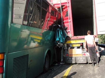 תאונה בין משאית לאוטובוס בצומת גילון (צילום: באדיבות אתר פאנט)