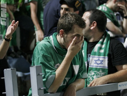 אוהדי חיפה המומים בסיום המשחק (דרור עינב) (צילום: מערכת ONE)