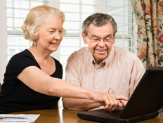 זוג מבוגר גולש באינטרנט (צילום: istockphoto)