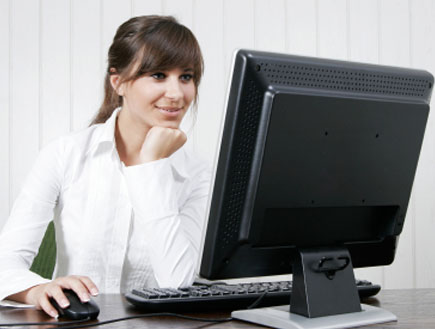 אישה מביטה במחשב (צילום: istockphoto)