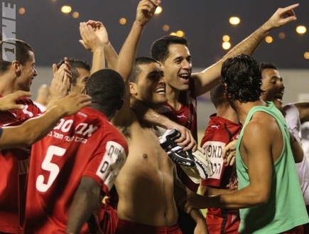 שחקני הפועל רמת גן חוגגים את ההישארות בליגת העל (קובי אליהו) (צילום: מערכת ONE)
