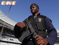 שוטר באצטדיון בקייפ-טאון (רויטרס) (צילום: מערכת ONE)