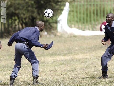 שוטרים בדרום אפריקה מוצאים זמן לשחק. במונדיאל, הם יהיו עסוקים (רוי (צילום: מערכת ONE)