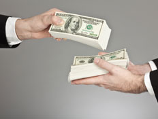 ידיים מחליפות כסף (צילום: istockphoto)