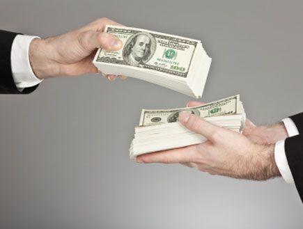 ידיים מחליפות כסף (צילום: istockphoto)