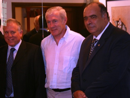 פרננדז עם שגריר ישראל באורוגואי (אתר ההתאחדות לכדורגל) (צילום: מערכת ONE)