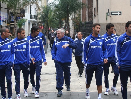 הכחולים לבנים מסיירים ברחובות אורוגוואי (אתר ההתאחדות לכדורגל) (צילום: מערכת ONE)