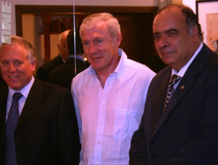 פרננדז עם השגריר באורוגוואי (אתר ההתאחדות לכדורגל) (צילום: מערכת ONE)