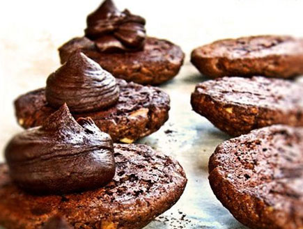עוגיות טריפל שוקולד - שלב המילוי (צילום: דליה מאיר, קסמים מתוקים)