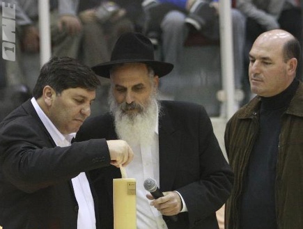 עטר (משמאל): 
