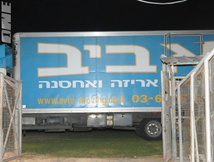 המשאית שהגיעה לאסור את הדברים מהמכתש (אלעד דיין) (צילום: מערכת ONE)