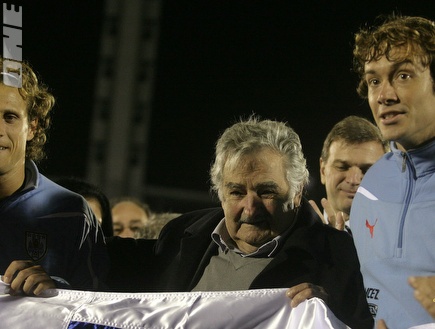 פורלאן ולוגאנו עם נשיא אורוגוואי (רויטרס) (צילום: מערכת ONE)