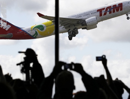 אוהדים מצלמים את המטוס של ברזיל. הסלסאו כבר שם (רויטרס) (צילום: מערכת ONE)