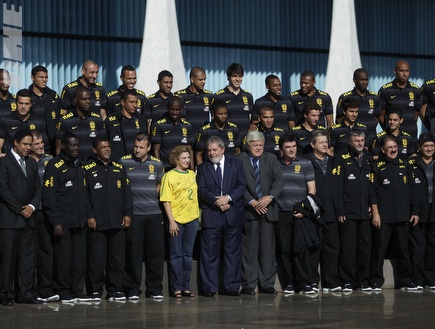 נשיא ברזיל בתמונה קבוצתית עם הנבחרת (רויטרס) (צילום: מערכת ONE)