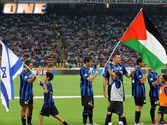 שחקני אינטר עם דגלי ישראל ופלסטין (GettyImages) (צילום: מערכת ONE)