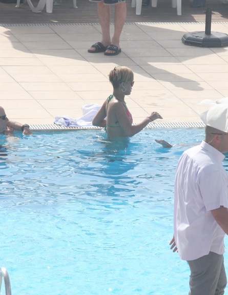 פפראצי ריהאנה בבריכה (צילום: אלעד דיין)
