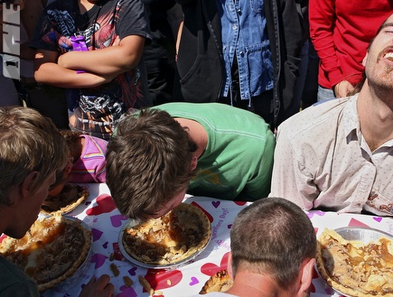 תחרות אכילת עוגות (GettyImages) (צילום: מערכת ONE)