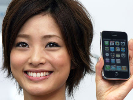 יפנית עם אייפון (צילום: Kiyoshi Ota, GettyImages IL)