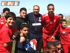 וואליד באדיר עם קבוצת ילדים שישתתפו בטורניר (צילום: מערכת ONE)