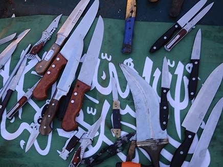 עשרות הסכינים שנמצאו בספינה (צילום: דו"צ)