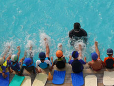 ילדים בשיעור שחייה (צילום: arturbo, Istock)