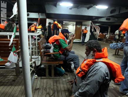 פלסטינאים על הסירה. בשבדיה מזועזעים מהאירועים (רויטרס) (צילום: מערכת ONE)