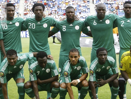 שחקני נבחרת ניגריה בתצלום קבוצתי. ייאלצו להסתדר בלי מספר 10 (רויטר (צילום: מערכת ONE)