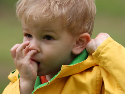 ילד מחטט באף - גועל של ילדים (צילום: istockphoto)