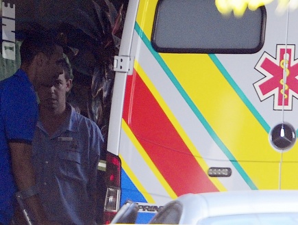 ריו פרדיננד מפונה לבית החולים אמש (רויטרס) (צילום: מערכת ONE)