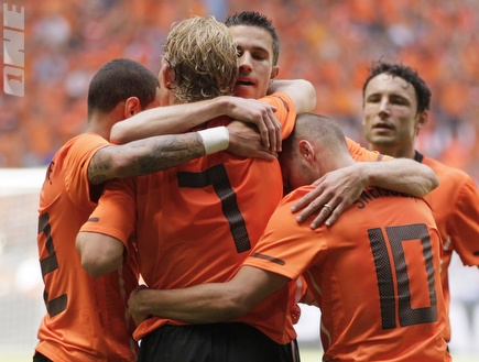 ההולנדים חוגגים נגד הונגריה. דה יונג: &"נהנה מסגנון המשחק שלנו&" ( (צילום: מערכת ONE)